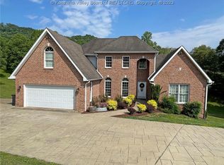 523 Dogwood Dr, Peytona, WV 25154