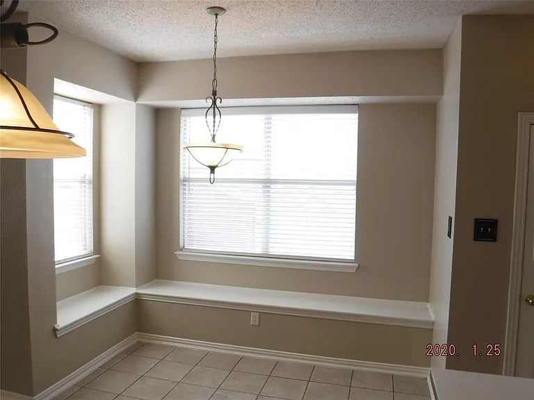 BREAKFAST AREA WITH WINDOW SEATS.
