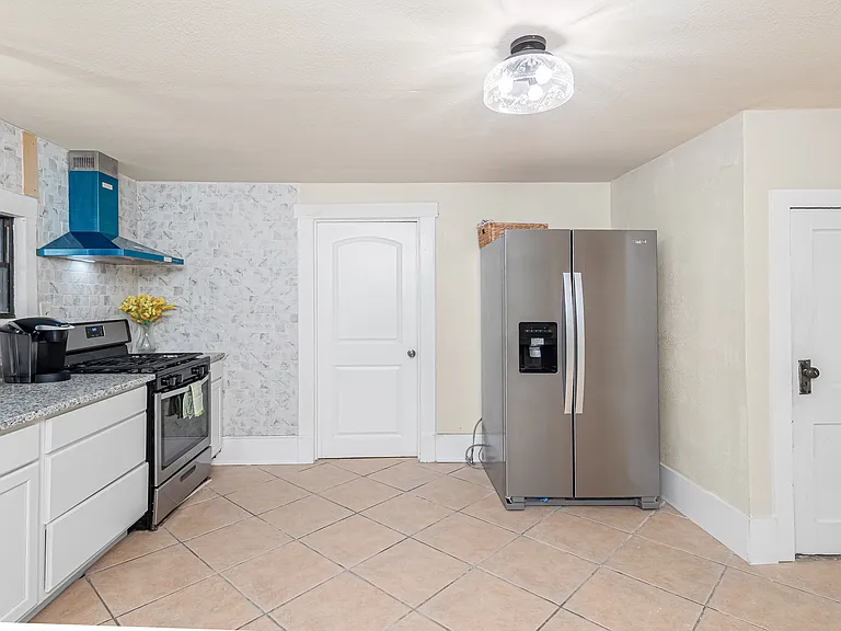 1724 E Maxwell St — Photo 18