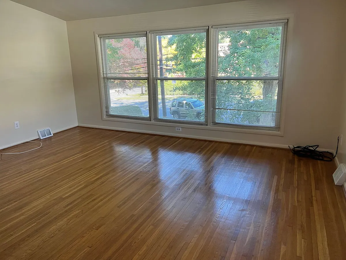 Building Photo - 3906 Denfeld Ave