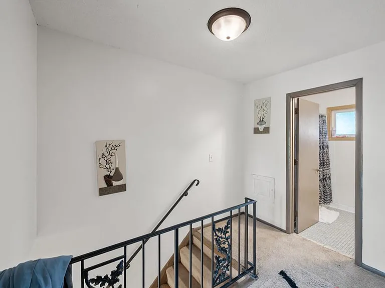 1077 Thorndale Ave — Photo 13