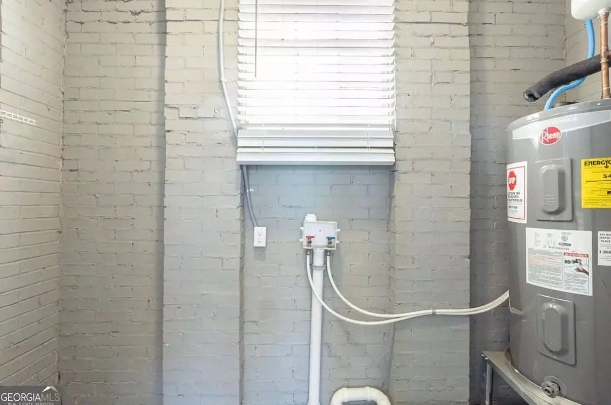 3 bed, 1.5 bath, $2,200 — Photo 4