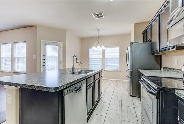 2217 Stonebrook Ln — Photo 5