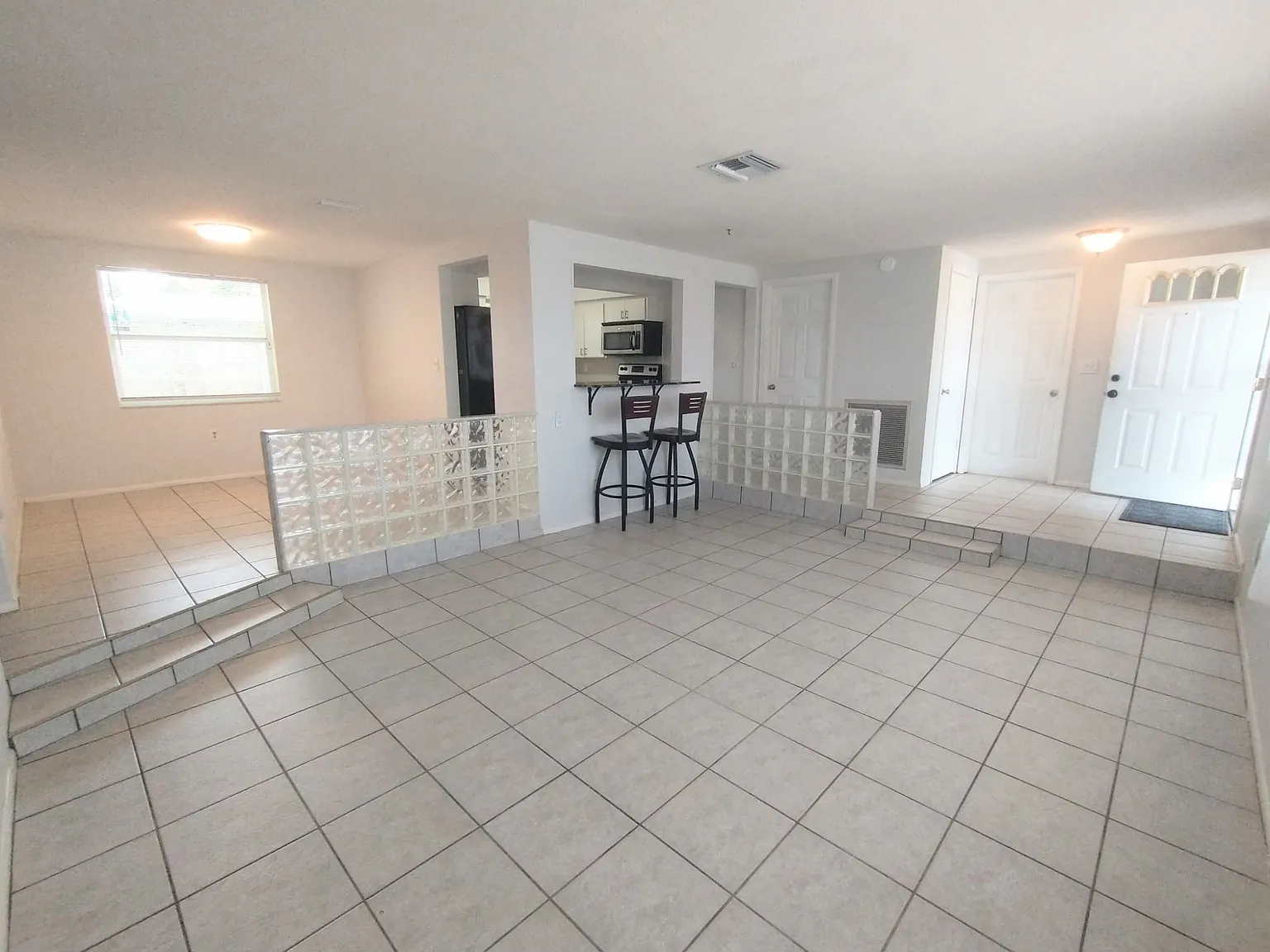 3 bed, 1261 sqft, $2,000 — Photo 3
