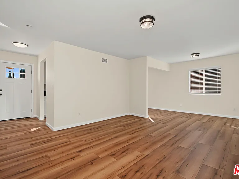 11508 Fenton Ave — Photo 3