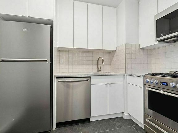 5th image of 7 E 14th St APT 17D