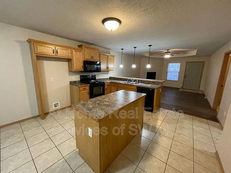 3 bed, 2.0 bath, 1252 sqft, $1,380 — Photo 4