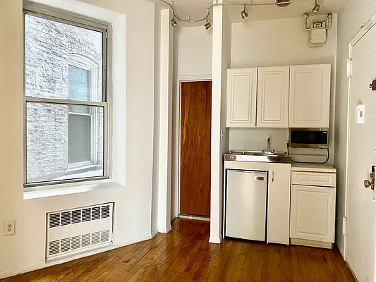 Rented by Waverly Realty Associates | media 4