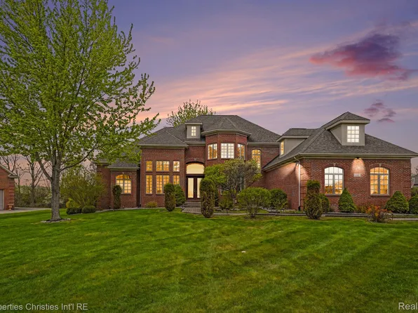 16987 Kings Fairway Ln, Grand Blanc, MI 48439