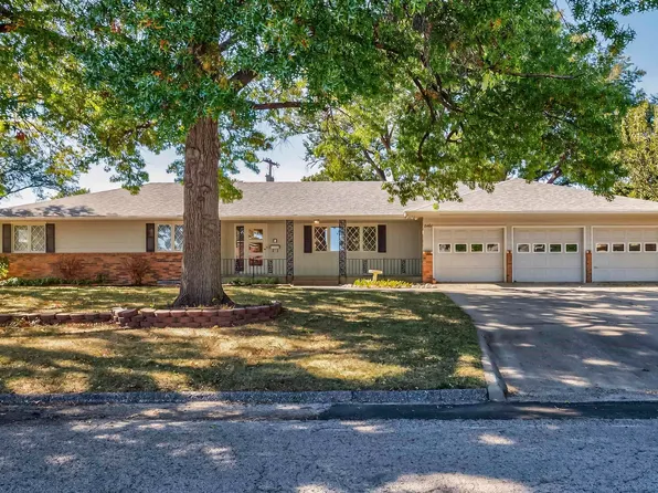 2401 SW Crest Dr, Topeka, KS 66614