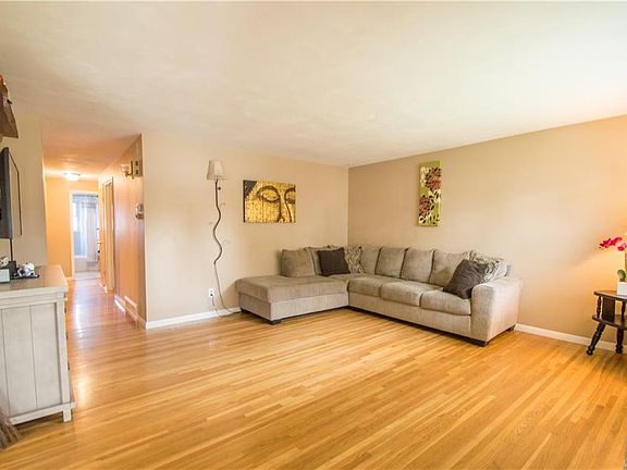 3rd image of 29 Sunbriar Dr