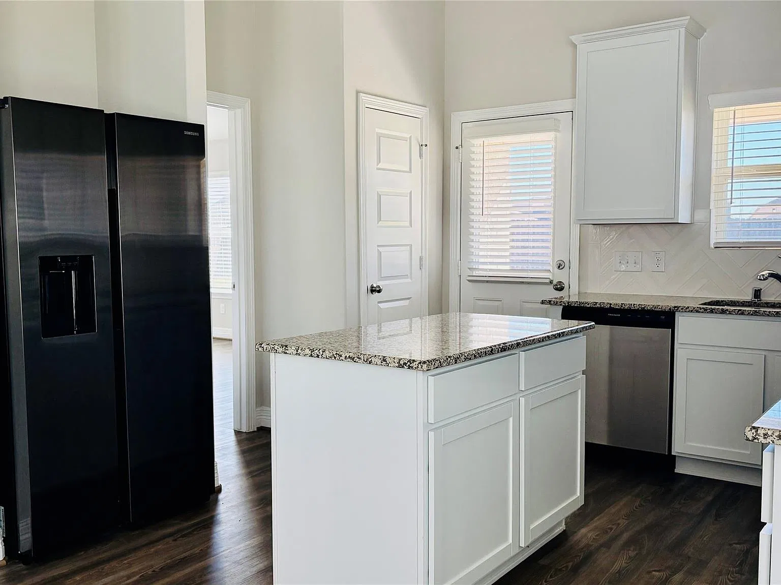 3 bed, 2.0 bath, 1500 sqft, $2,200 — Photo 4