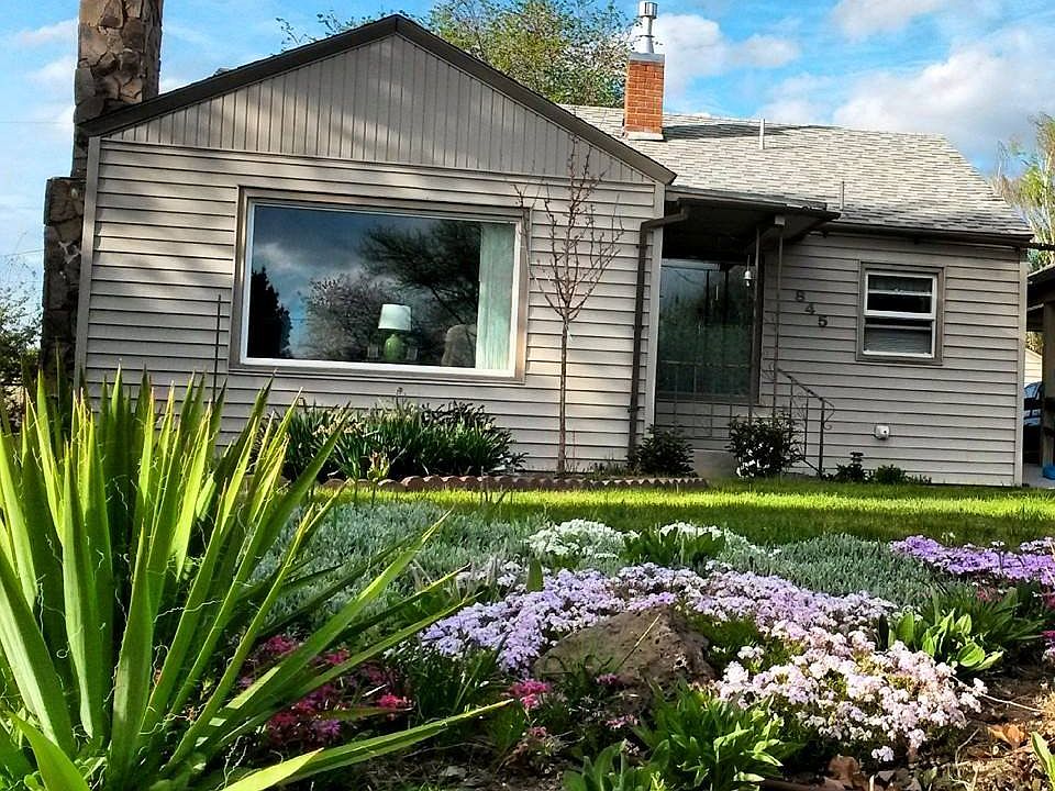 1st image of 845 NE Lookout Ave