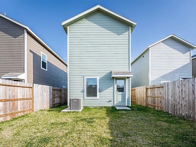 21458 Carosella Dr — Photo 40