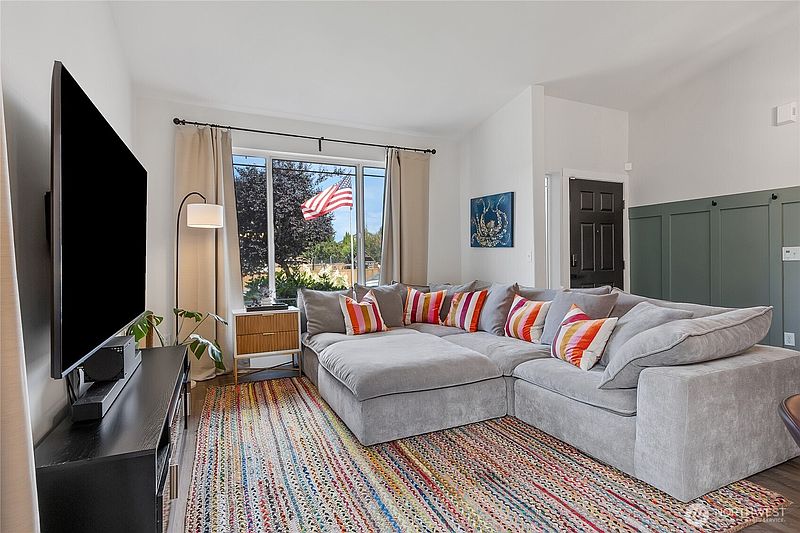 5th image of 9016 190th Street E
