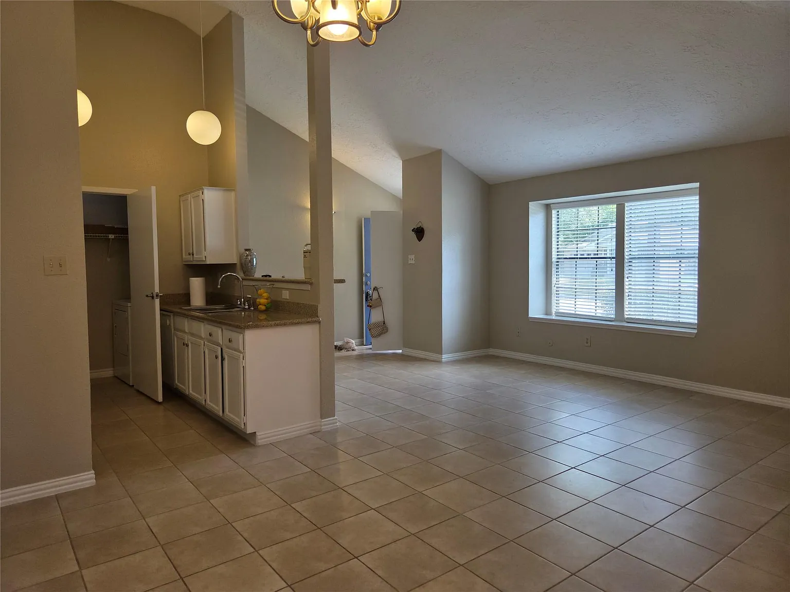 2 bed, 1.0 bath, 1025 sqft, $1,750 — Photo 3
