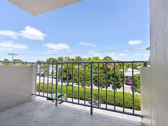 4th image of 1050 SE 15th Street #303