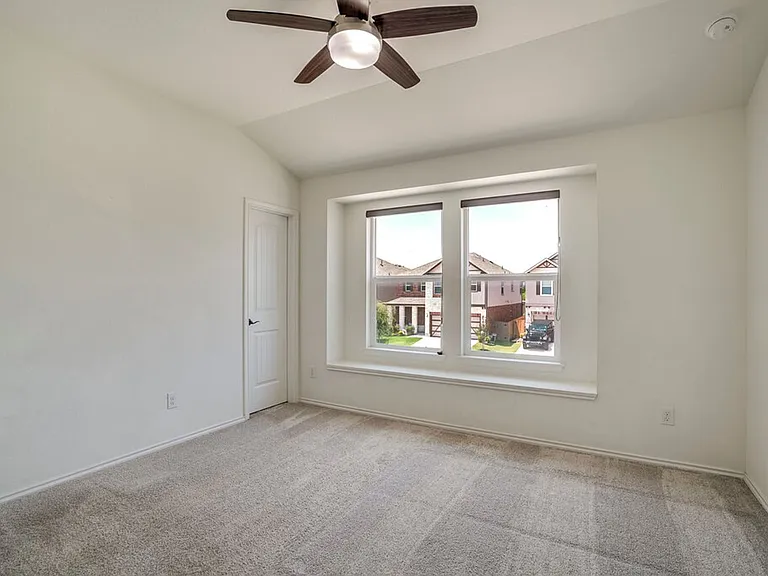 516 Ayinger Ln — Photo 13