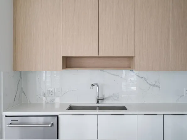 699 Whiting Way #1308, Coquitlam, BC V3J 7W9