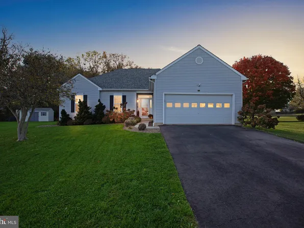 33 Summerfield Ln, New Castle, DE 19720