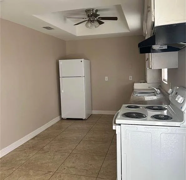 4621 N Jackson Rd — Photo 2