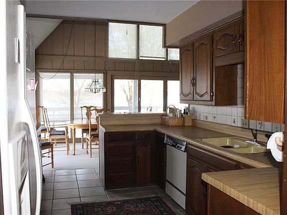 4th image of 1107 Kiowa Dr W
