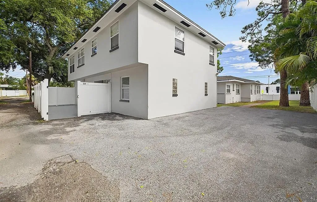2 bed, 1.5 bath, 1100 sqft, $1,900 — Photo 1