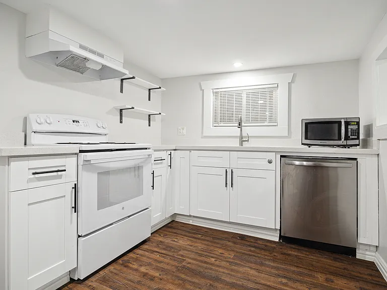 210 Marshall St #3 — Photo 4