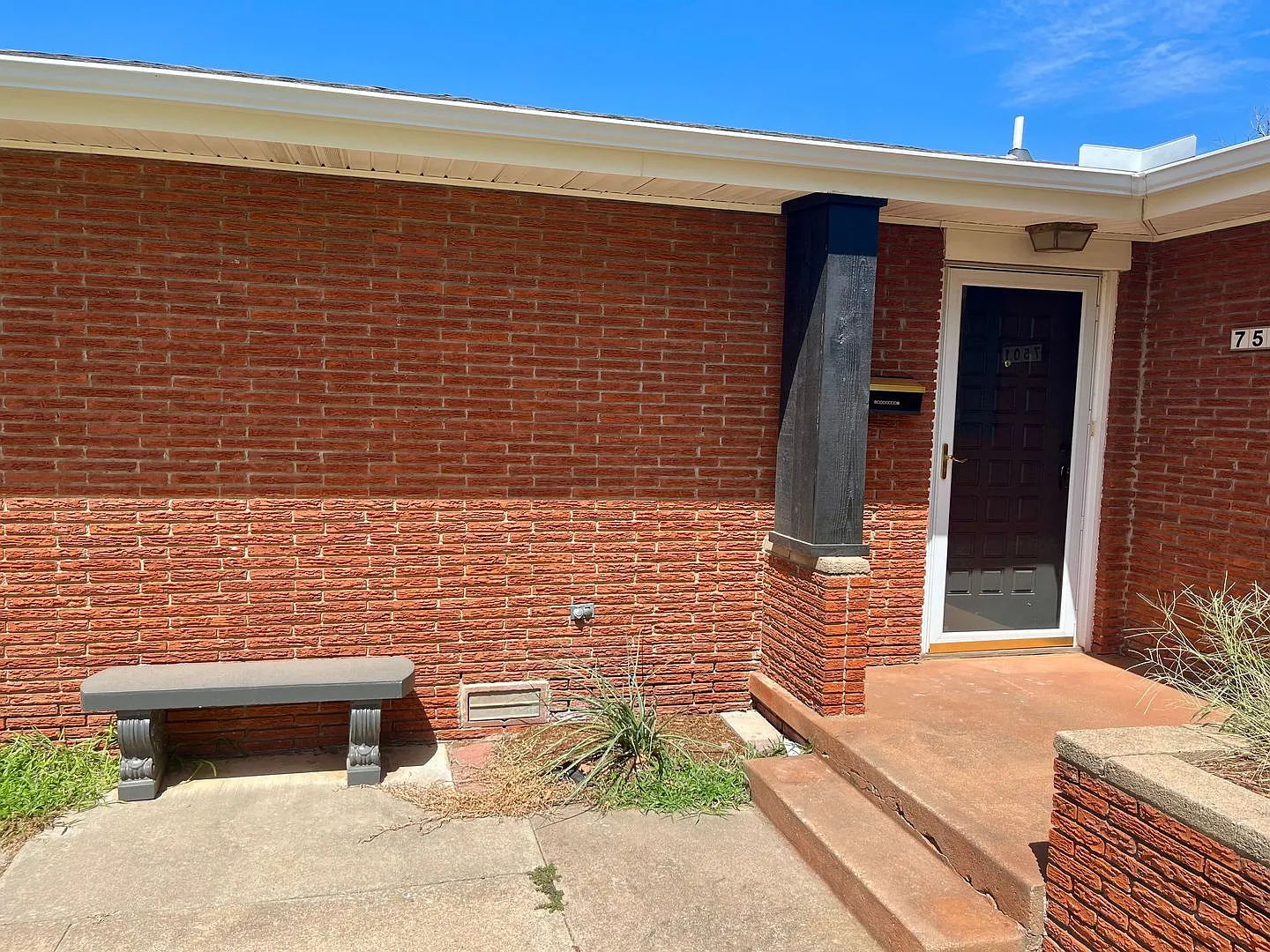 Newley Remodeled! Must See! 3 Bed 2 Bath! — Photo 2