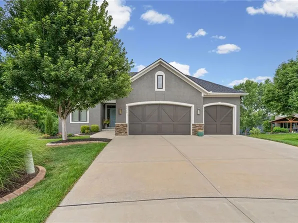 8425 Brunswick St, Lenexa, KS 66227