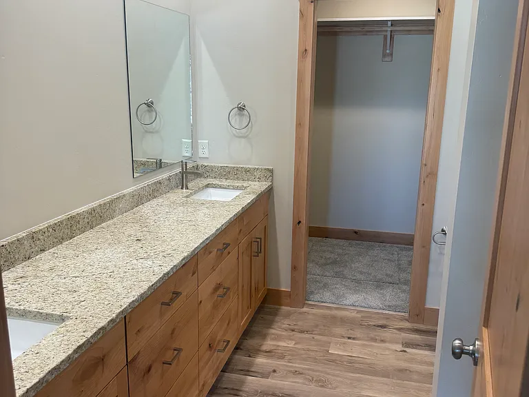120 Legget Ave — Photo 7