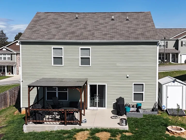 1049 Greenway Dr — Photo 2