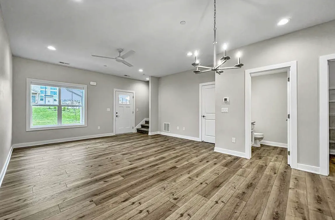 3 bed, 2.5 bath, 1667 sqft, $2,100 — Photo 2