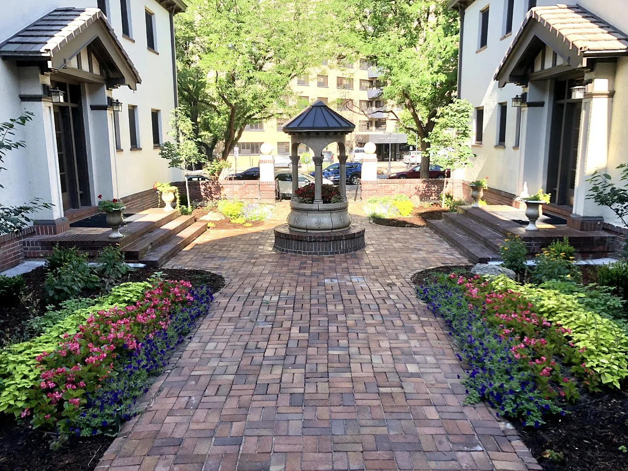 Chateau Apartments — Photo 3