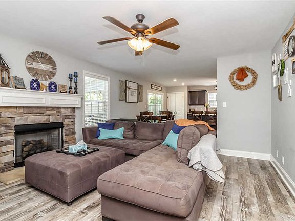 3rd image of 990 Harding Dr