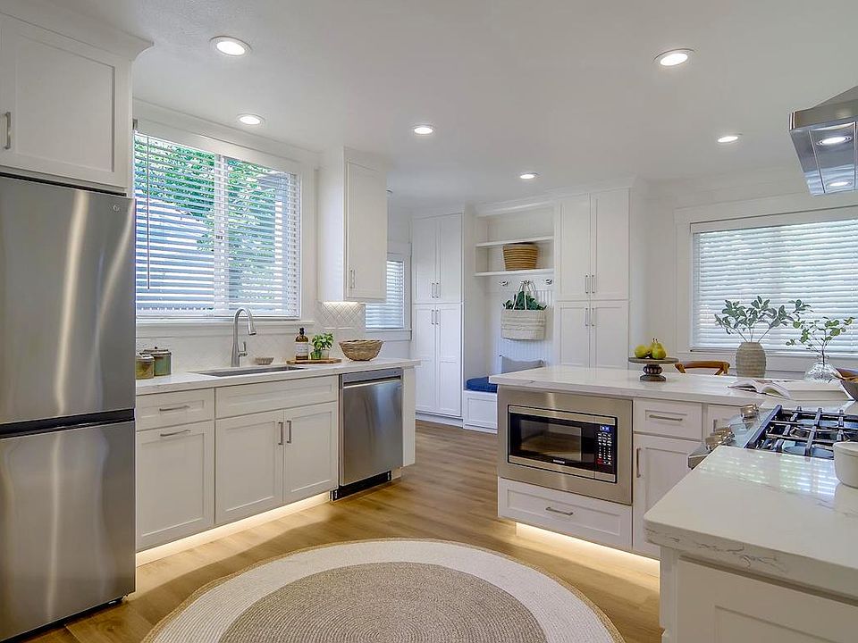 Spacious Open Kitchen Floor Plan, Peninsula Seating, Granite Countertop S/S Appliances & LED Lighting