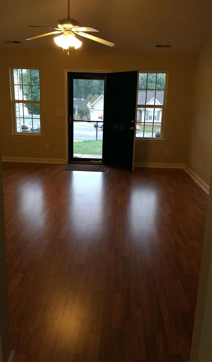 3 bed, 1401 sqft, $1,800 — Photo 2