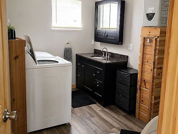 Full Bath w/ Laundry