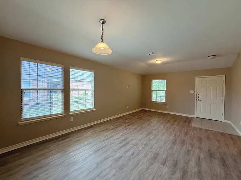 2620 Leisure Ln — Photo 2