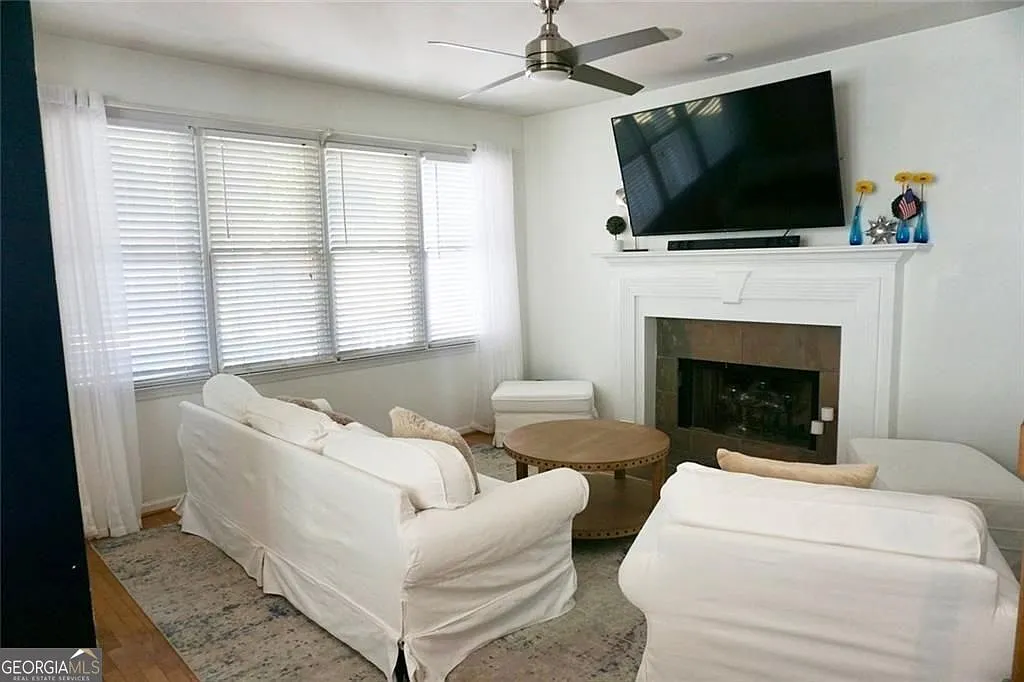 3 bed, 2.5 bath, 1600 sqft, $3,600 — Photo 3