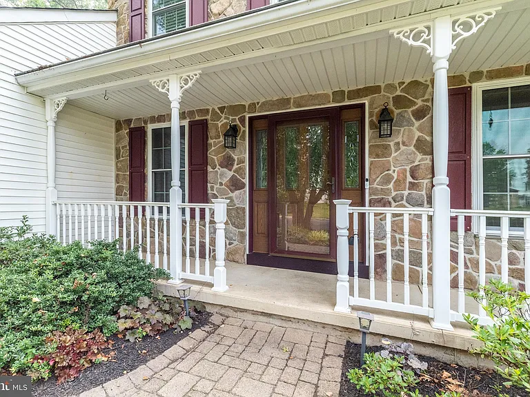 100 Live Oak Dr — Photo 4