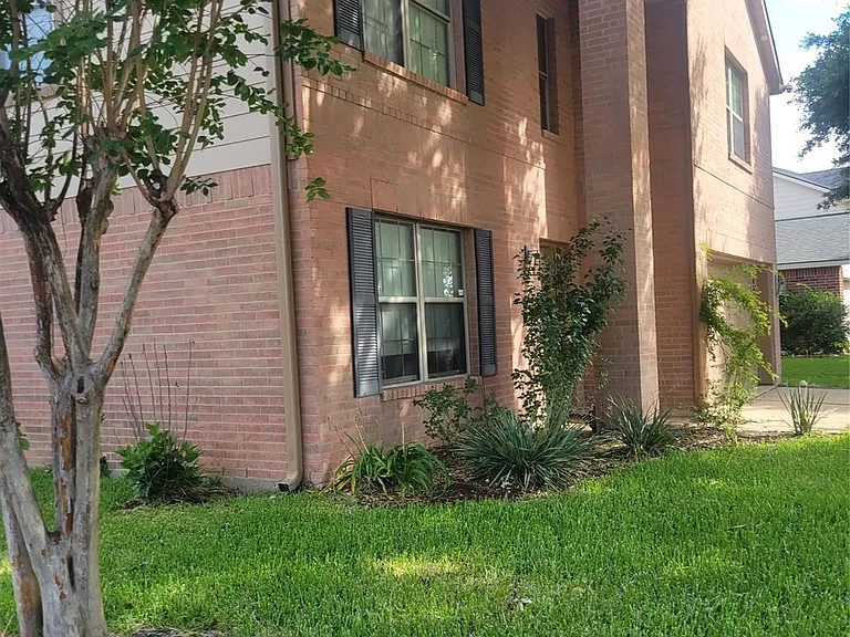 3903 Brook Garden Ln — Photo 2