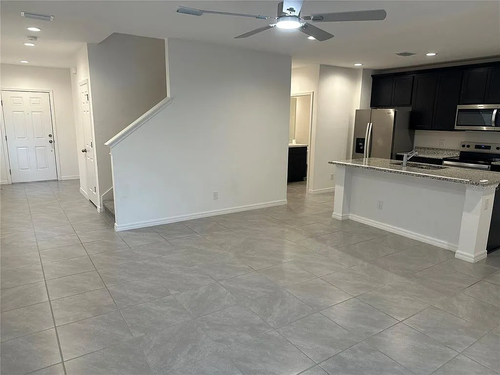 4 bed, 2.5 bath, 2144 sqft, $2,600 — Photo 3