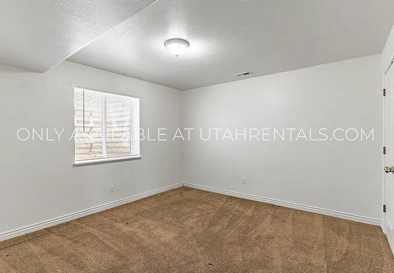 692 E 180 N — Photo 28