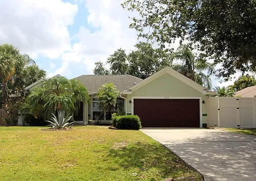 2073 SW Capeador St Photo 1
