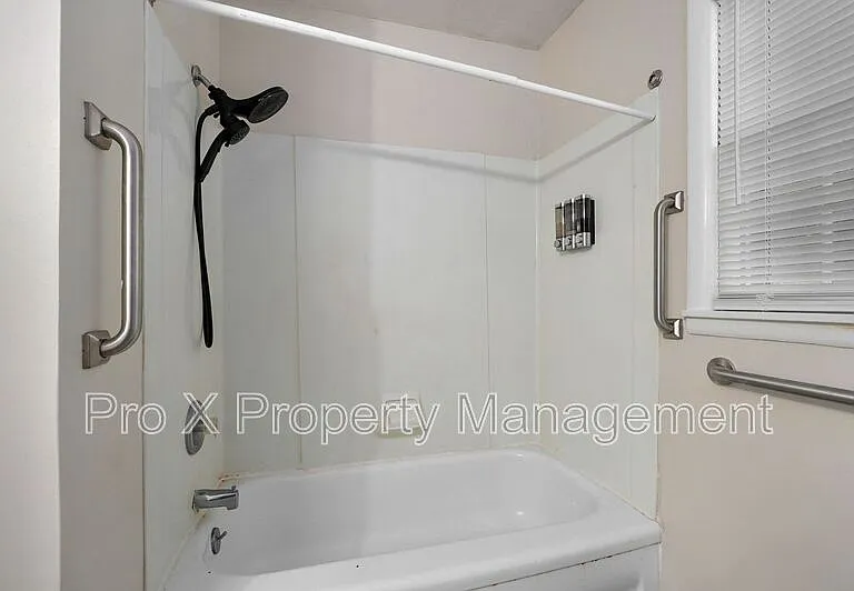 2111 S Ventura Ave — Photo 12