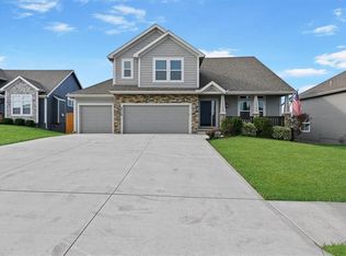 2714 E Locust Ct, Tonganoxie, KS 66086