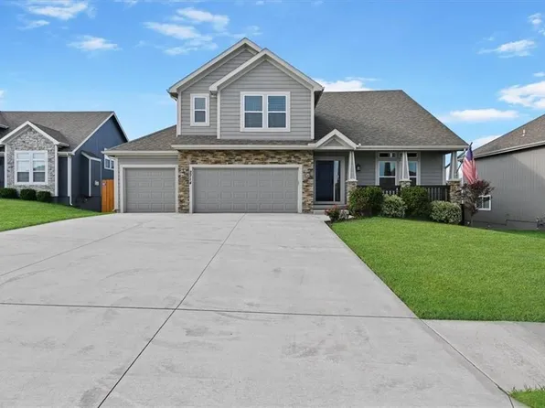 2714 E Locust Ct, Tonganoxie, KS 66086