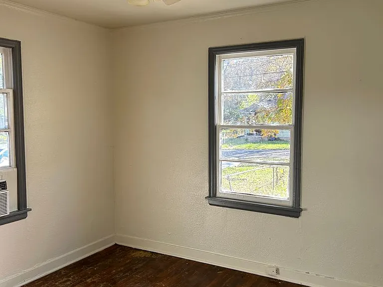 3902 Sumner St — Photo 4