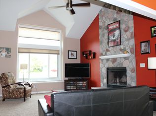 673 Laureate Ct, Pewaukee, WI 53072